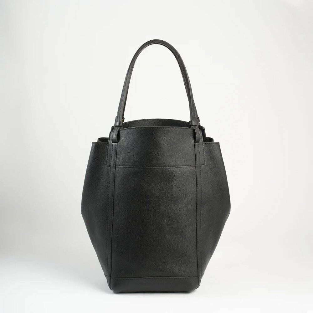 Lindquist object Linda in black